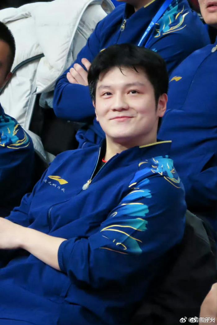樊振东赛场封神场下呆萌，拼搏汗水闪耀光芒